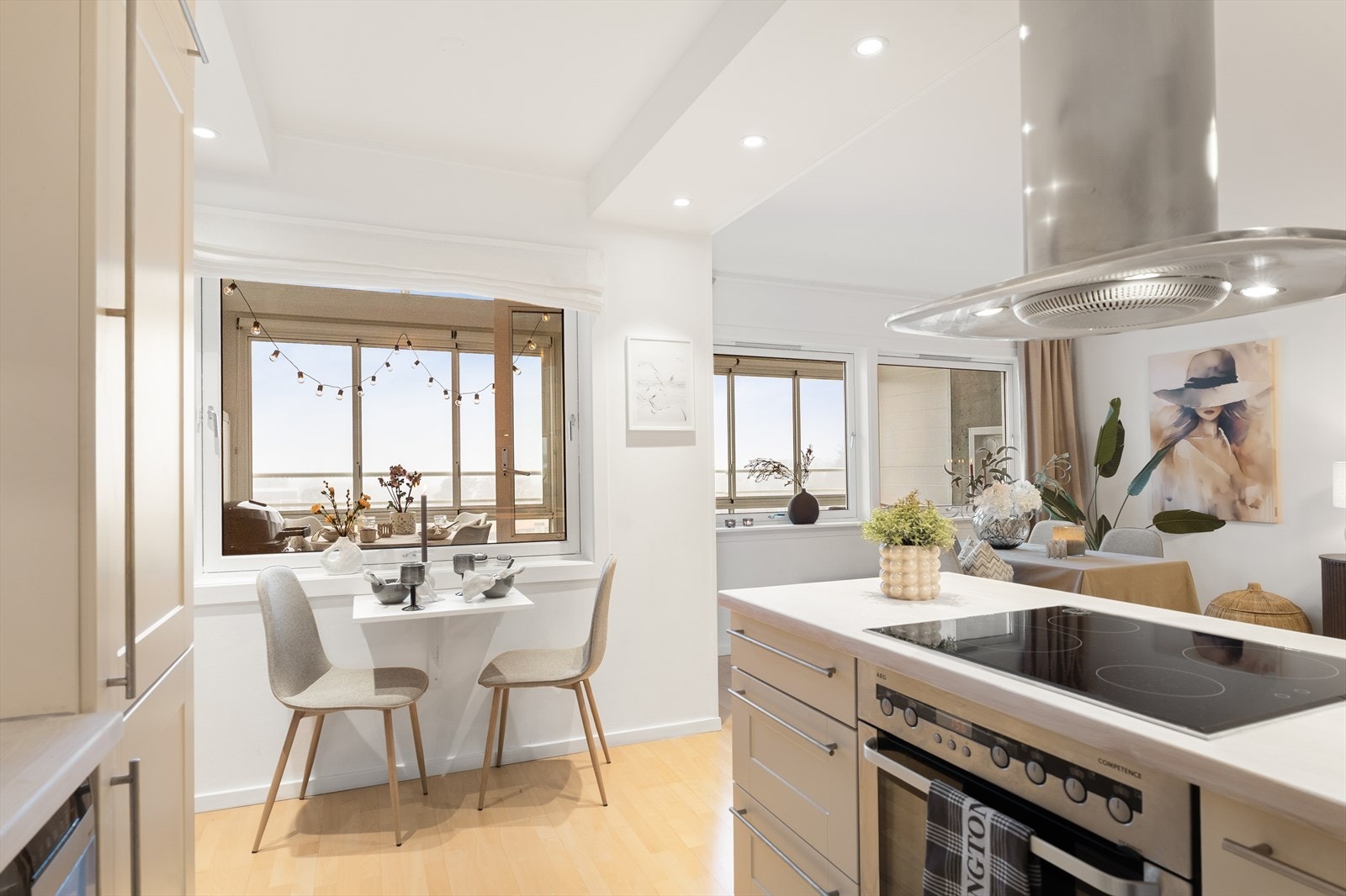 Det er integrert kjøleskap med fryseskap, platetopp og stekeovn samt opplegg for oppvaskmaskin. Galleribilde