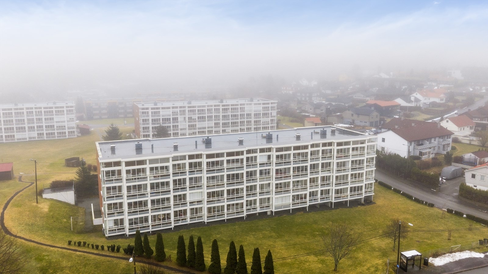 Spaserturen ned til sentrum og alle fasiliteter sentrumskjernen har å by på, tar omlag 30 minutter og kun ca 10 minutter med sykkel. Galleribilde