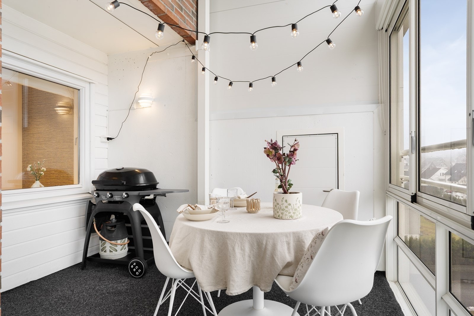 Gode innredningsmuligheter med plass til både sittegruppe og spisebord. Grilling på balkongen med elektrisk og gassgrill er tillatt. Galleribilde