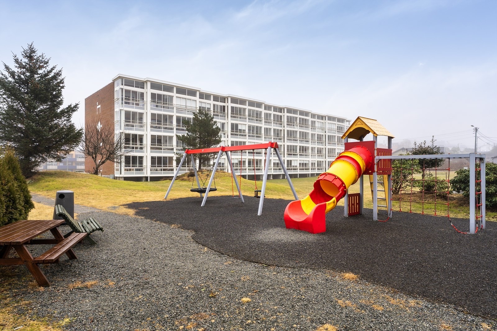 Leiligheten har en flott beliggenhet i byggets toppetasje (4. etasje). Her bor du i grønne omgivelser - Rolig og tilbaketrukket, samtidig som det er rask og enkel adkomst til alle fasilitetene i området og i sentrum. Galleribilde