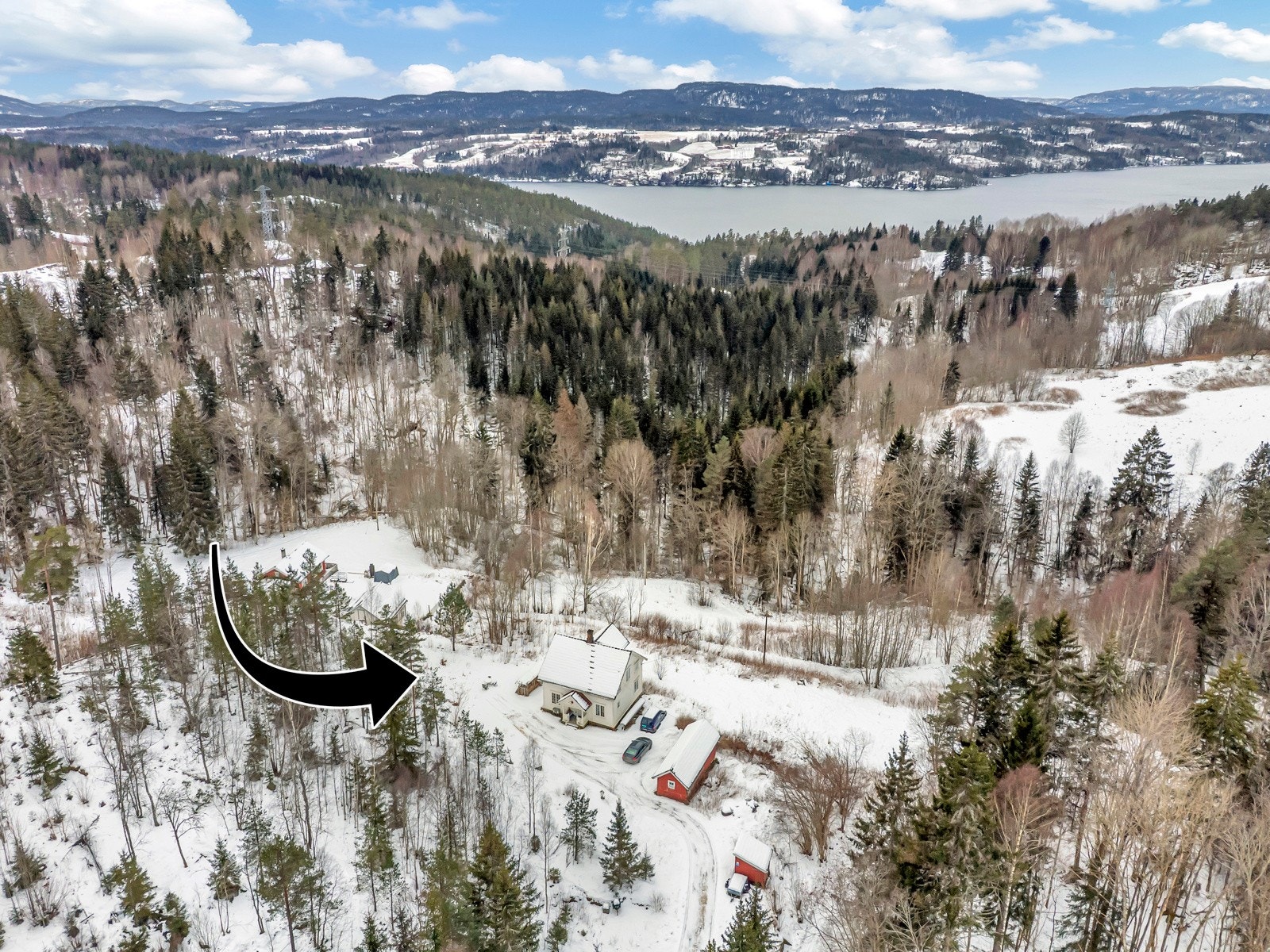En eldre enebolig med stor landlig tomt og fredelig beliggenhet Galleribilde