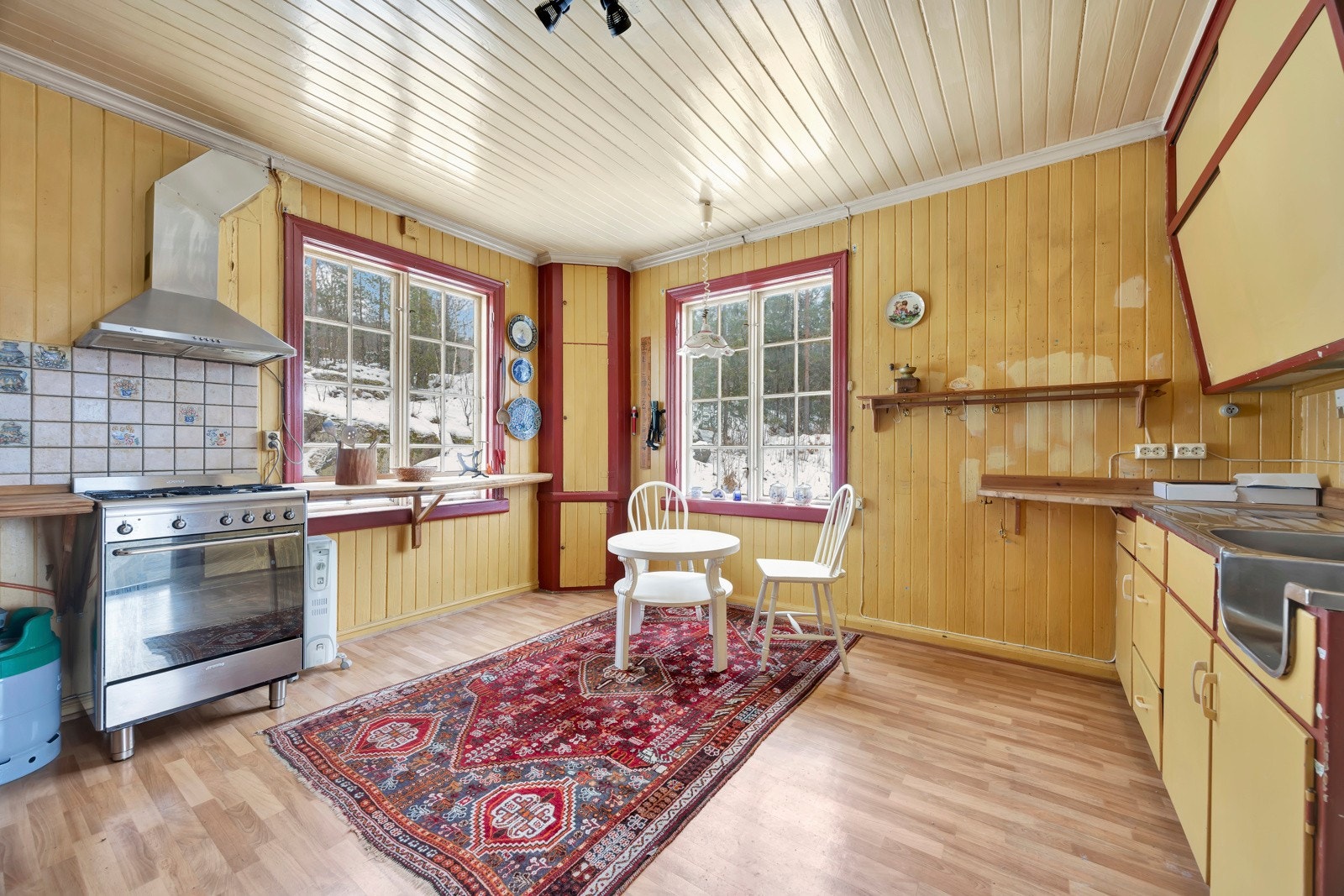 Kjøkken har luke til kjeller med god lagringsplass Galleribilde