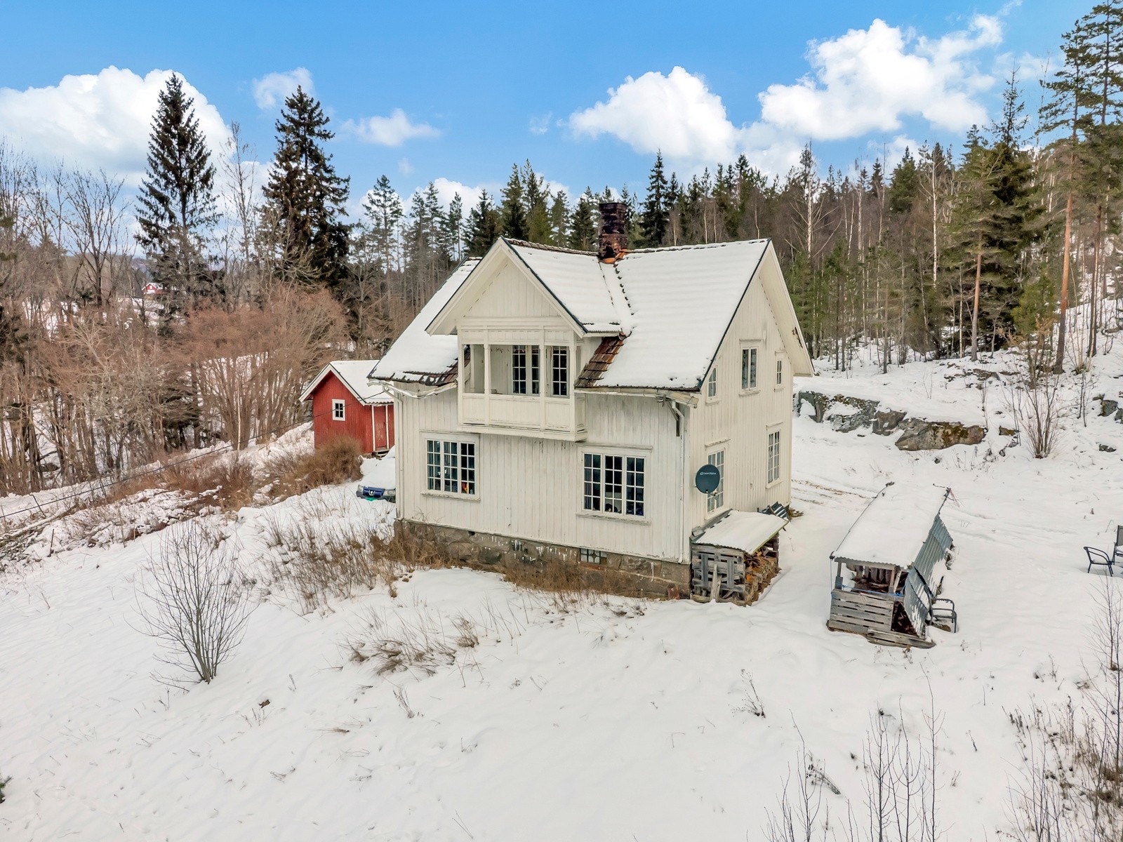 Praktisk planløsning med gode innredningsmuligheter, med blant annet 4 soverom i samme etasje, romslig stue og spisestue med store vindusflater Galleribilde