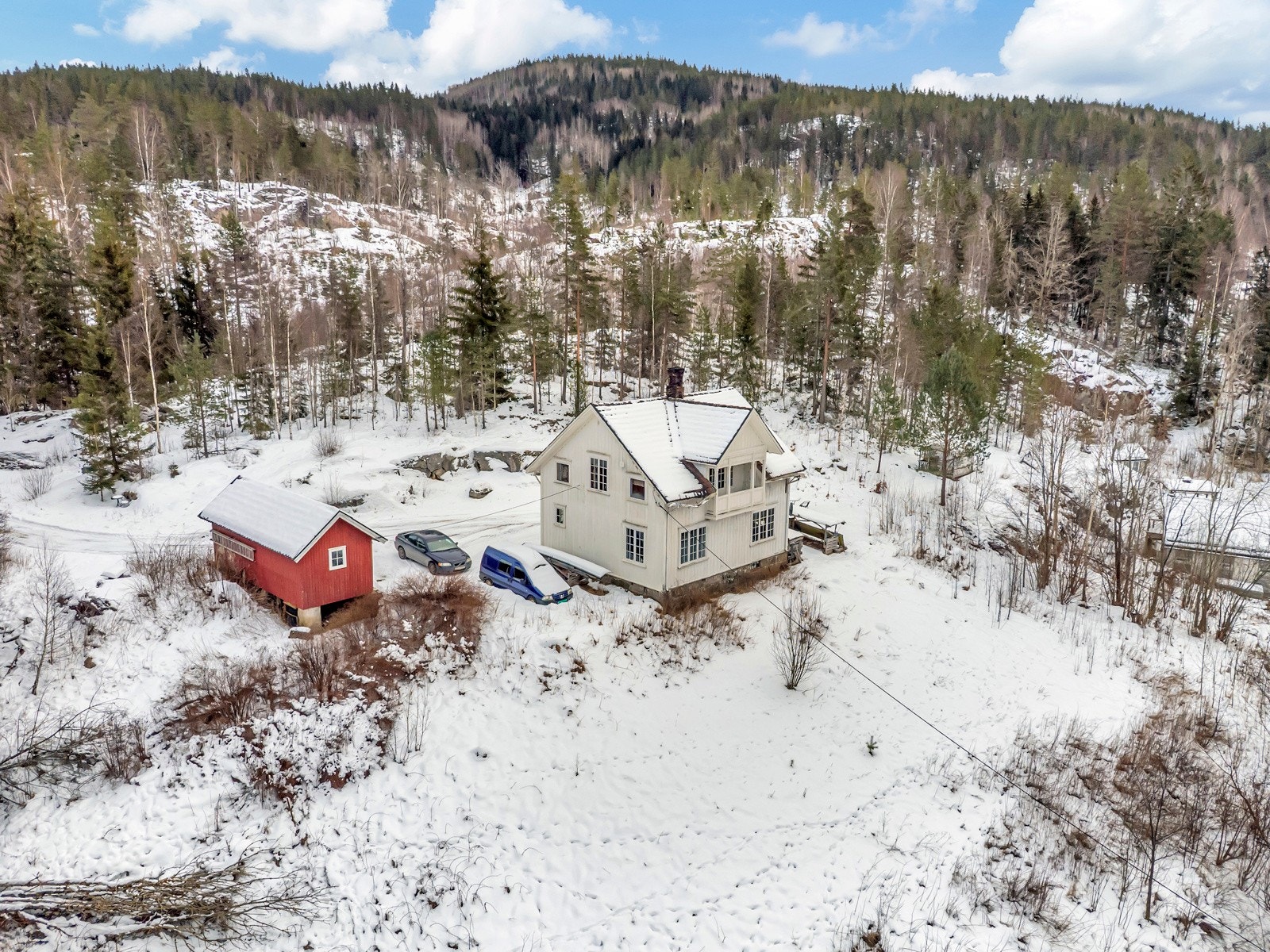 Eiendommen har en fin og solrik beliggenhet i landlige omgivelser i Ytre Valebø i Skien. Boligen ligger i en privat avstikker fra hovedveien Valebø, på et hyggelig tun hvor boligen ligger tilbaketrukket og fint til Galleribilde