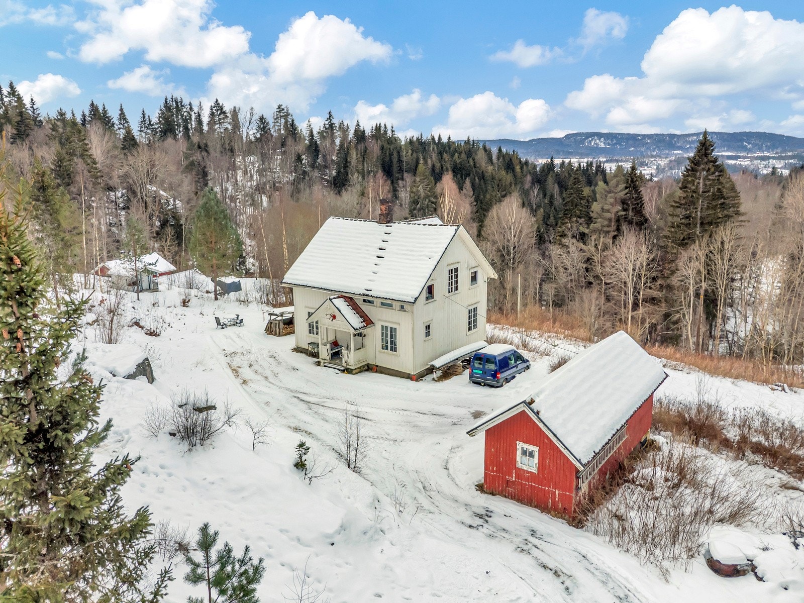 Pent opparbeided tomt med gode solforhold og flere muligheter for opparbeidelse. Her kan man skape en hyggelig uteplass tilpasset egne ønsker og behov Galleribilde