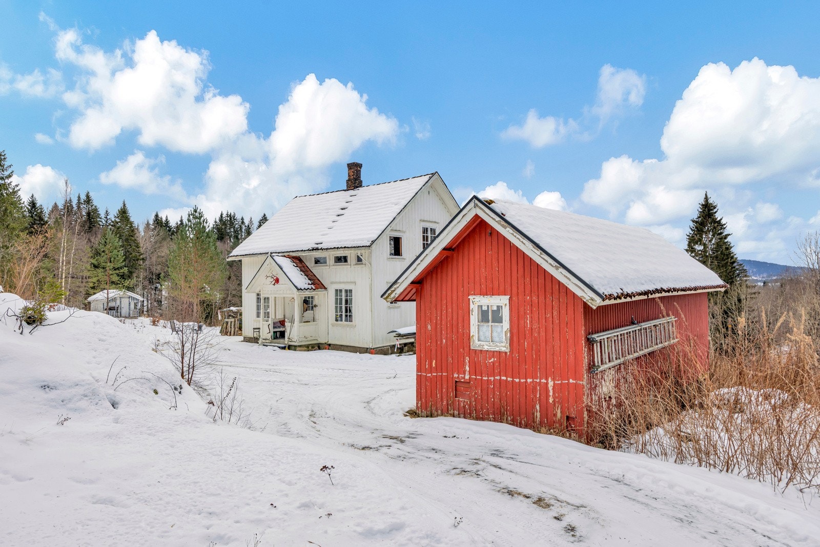 Stor tomt med anneks, utvendig bod og en lekestue Galleribilde