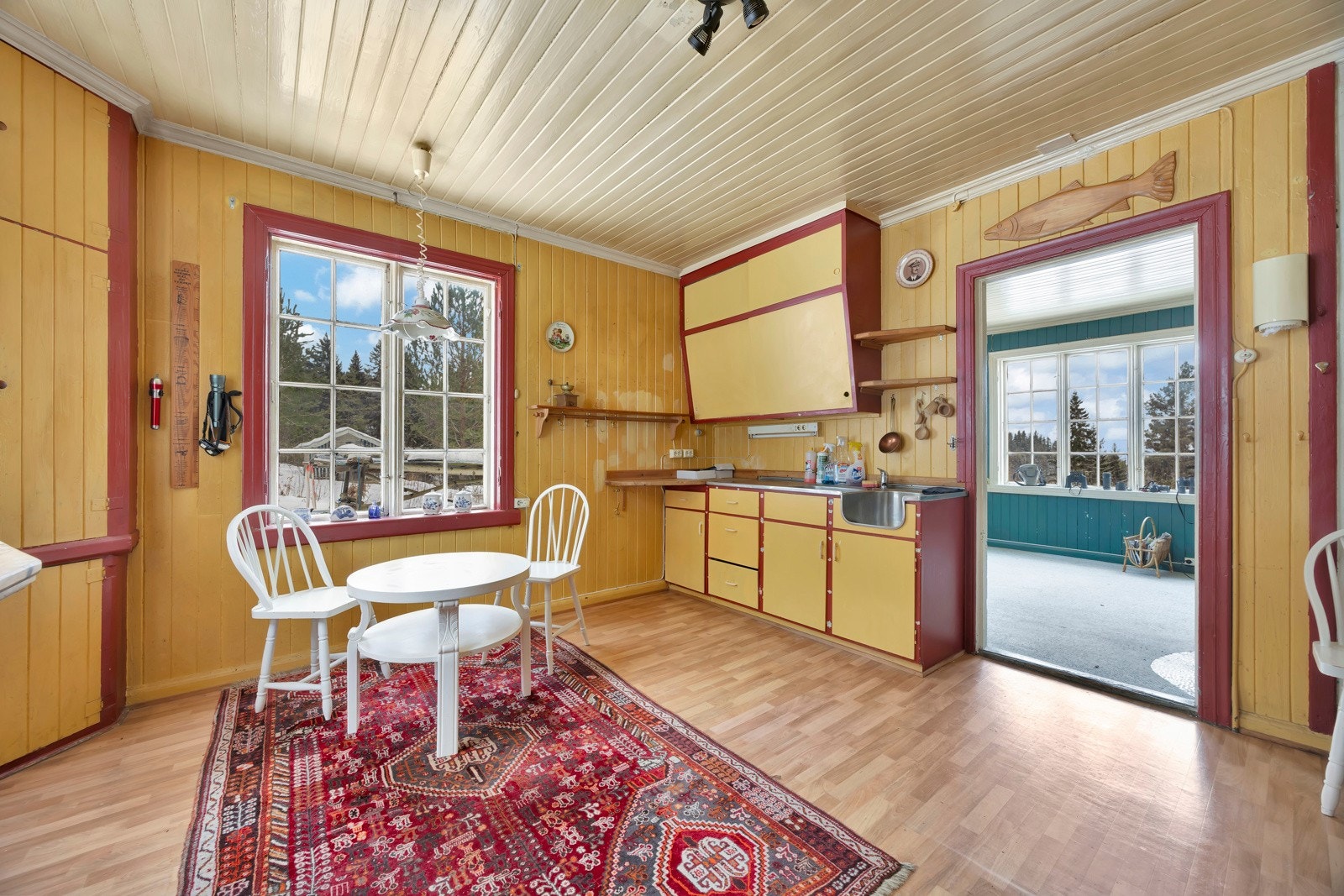 Enkel plassbygd kjøkkeninnredning med noe slitasje og behov for oppgraderinger Galleribilde