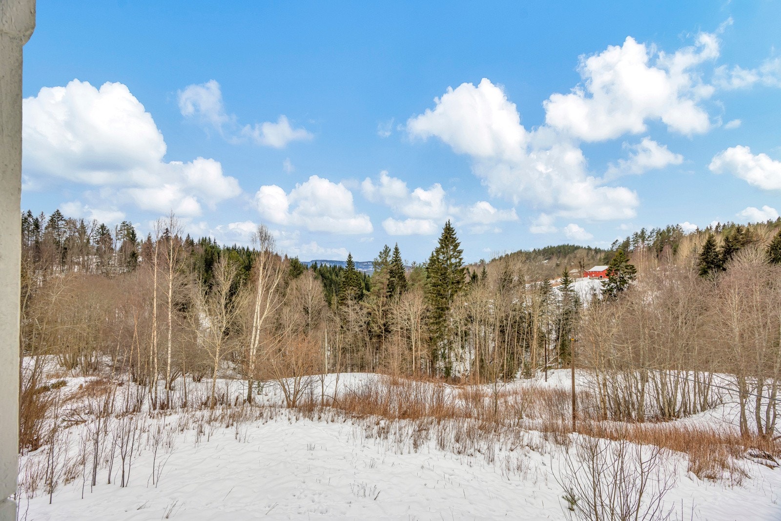 Boligen ligger svært barnevennlig til med en fin tomt for lek og aktivitet Galleribilde