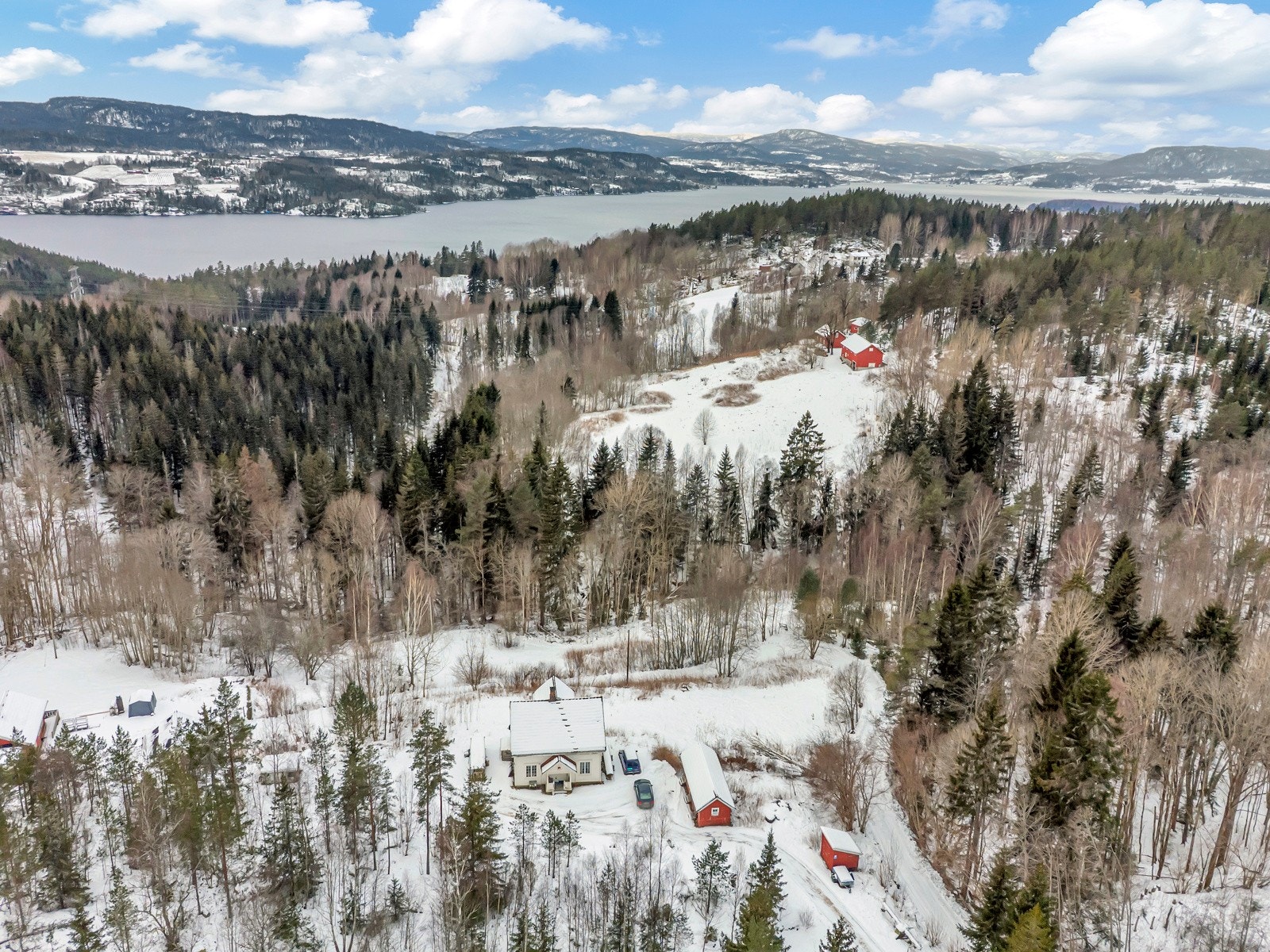 Valebø er en liten innlandsbygd beliggende på østsiden av Nordsjø. Her bor du solrikt og idyllisk, med flotte turområder rett utenfor døren. Det tar kun ca. 20 minutter å kjøre til Skien! Galleribilde