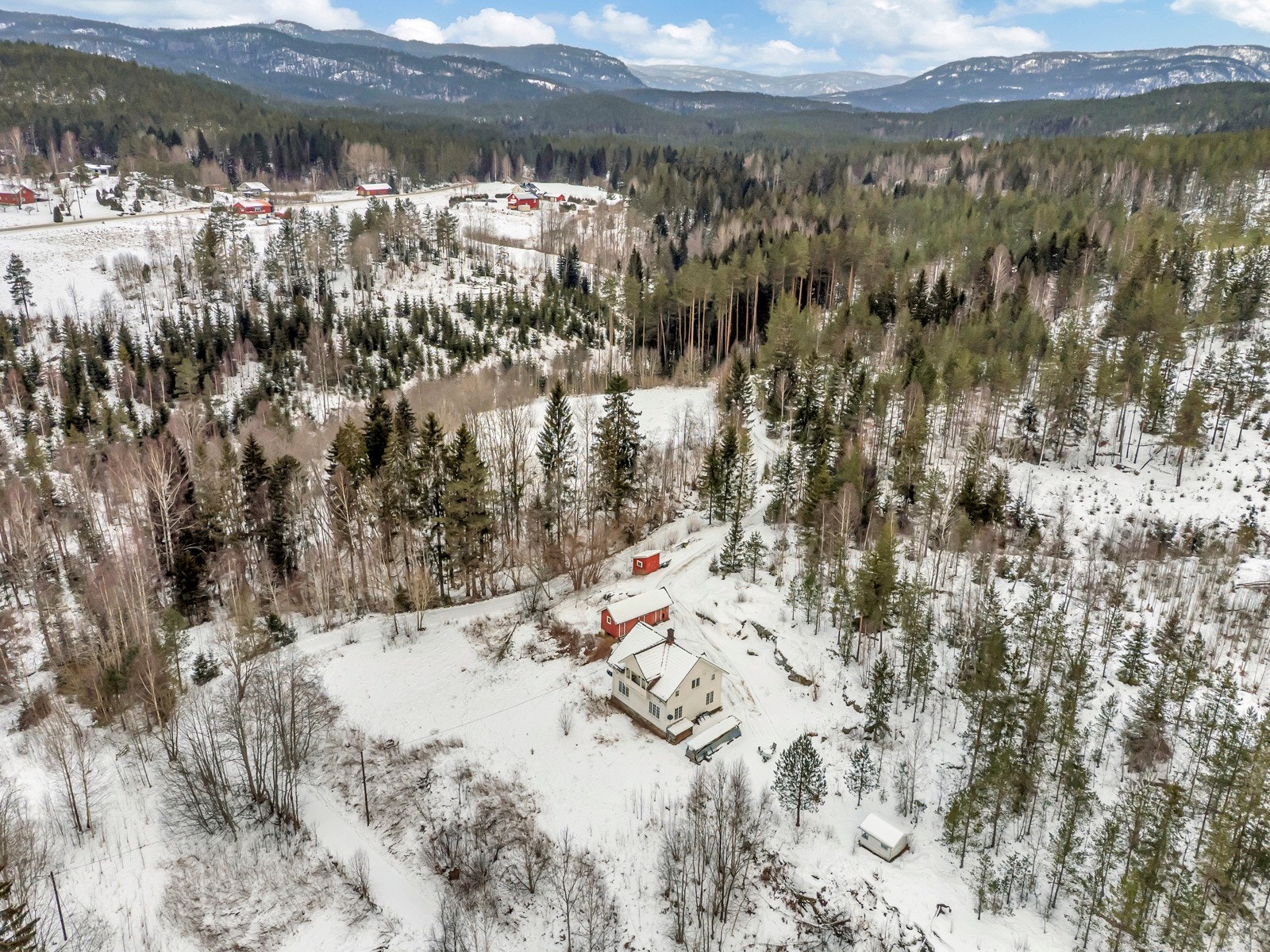 På kun ca. 9 minutters kjøring er du nede på flotte Valebø brygge. Herfra kan Norsjø oppdages hvor det er et flust av flotte bademuligheter, fiskemuligheter og muligheter for flotte båtturer Galleribilde