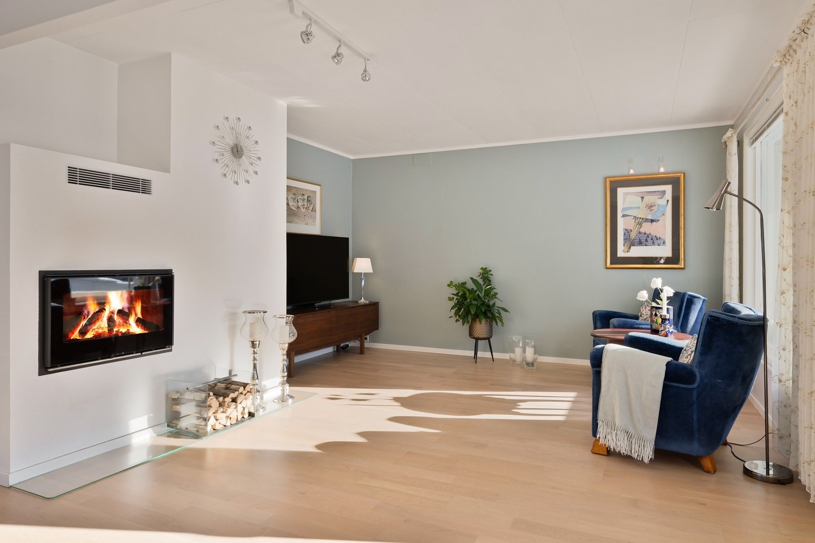 Stuen har peis med rentbrennende innsats Galleribilde