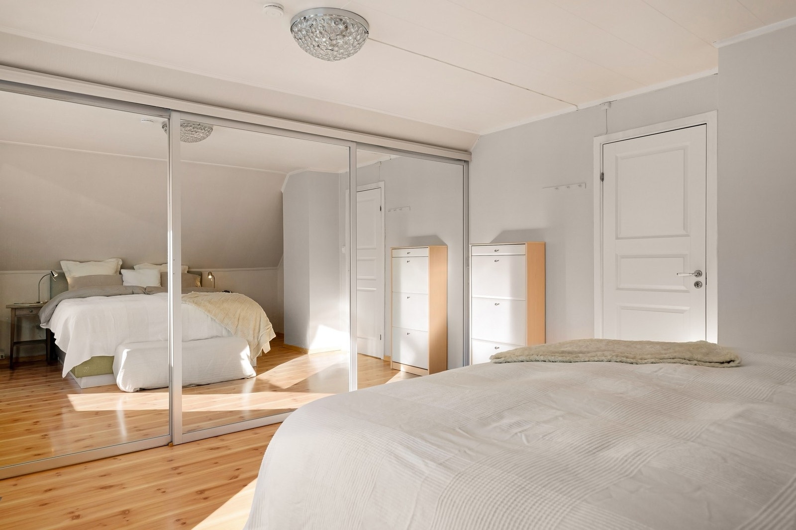 Skyvedørsgarderobe med bodløsning i bakkant Galleribilde