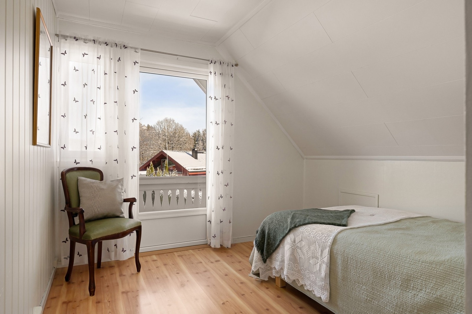 Soverom 2 med utgang til veranda Galleribilde