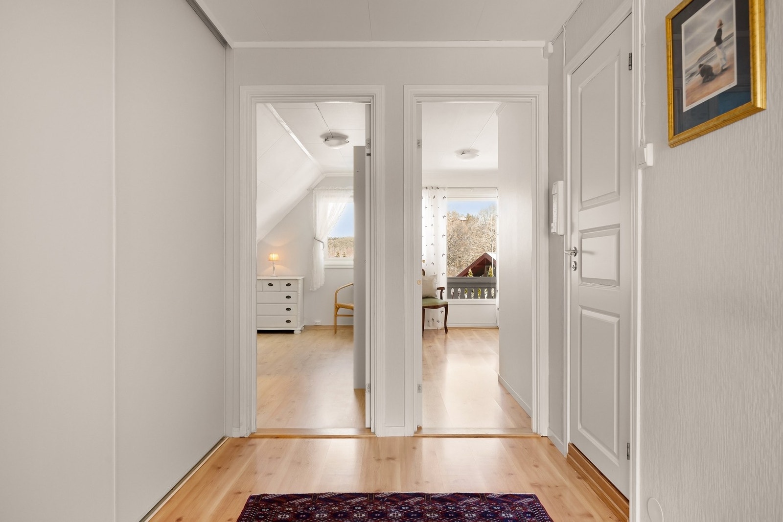 Gang med skyvedørsgarderobe og inngang til soverom 2 og 3 Galleribilde