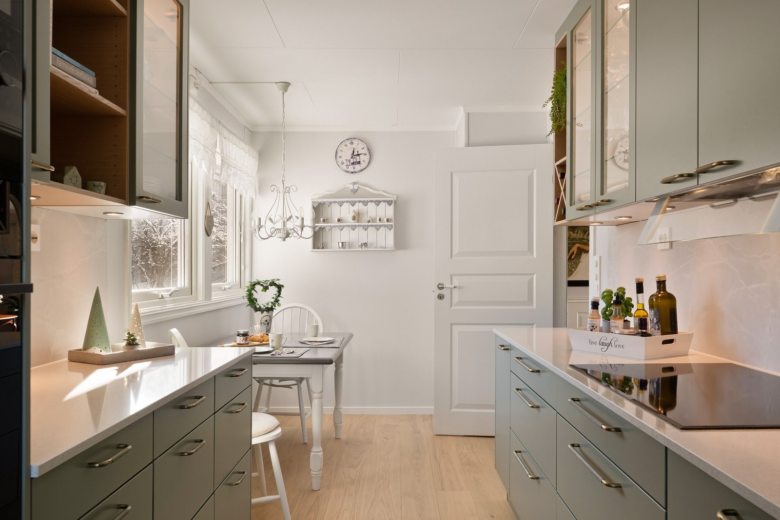 Kjøkkenet har også spiseplass Galleribilde