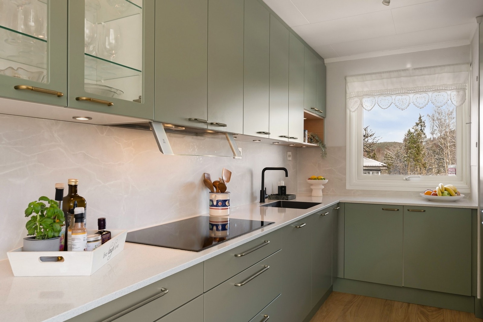 Integrert platetopp og oppvaskmaskin og smart løsning på ventilator Galleribilde