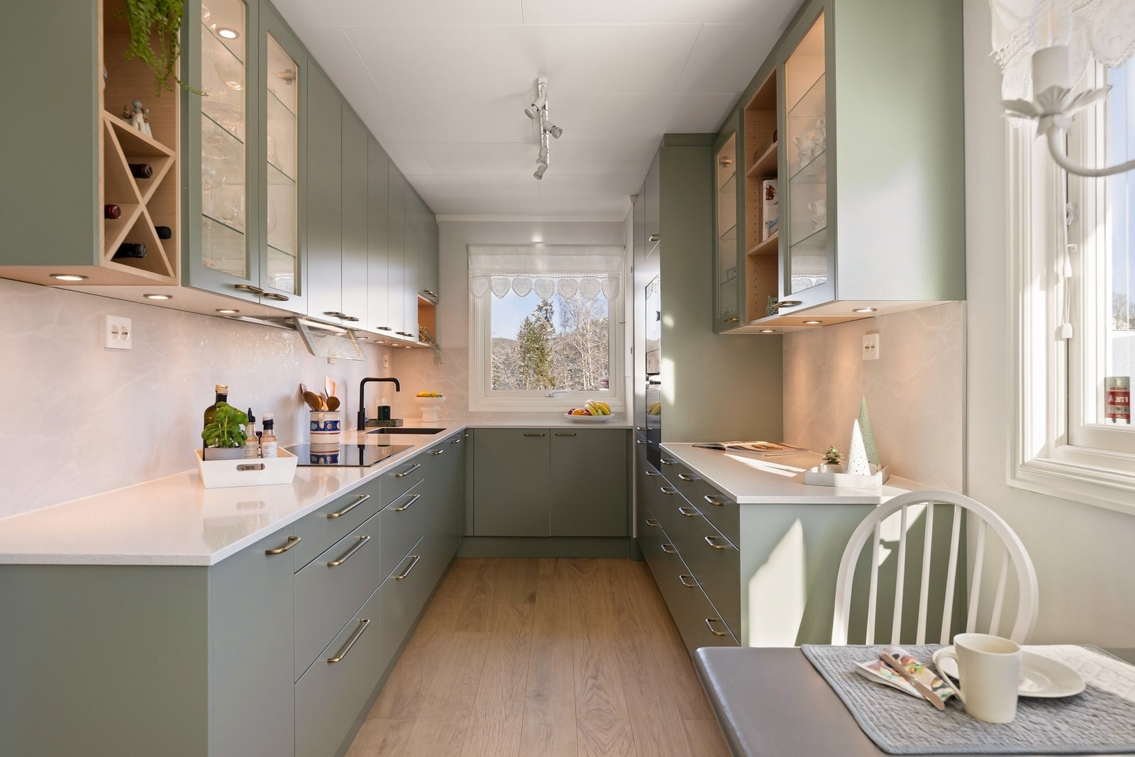 Kjøkkenet - godt med skapplass Galleribilde