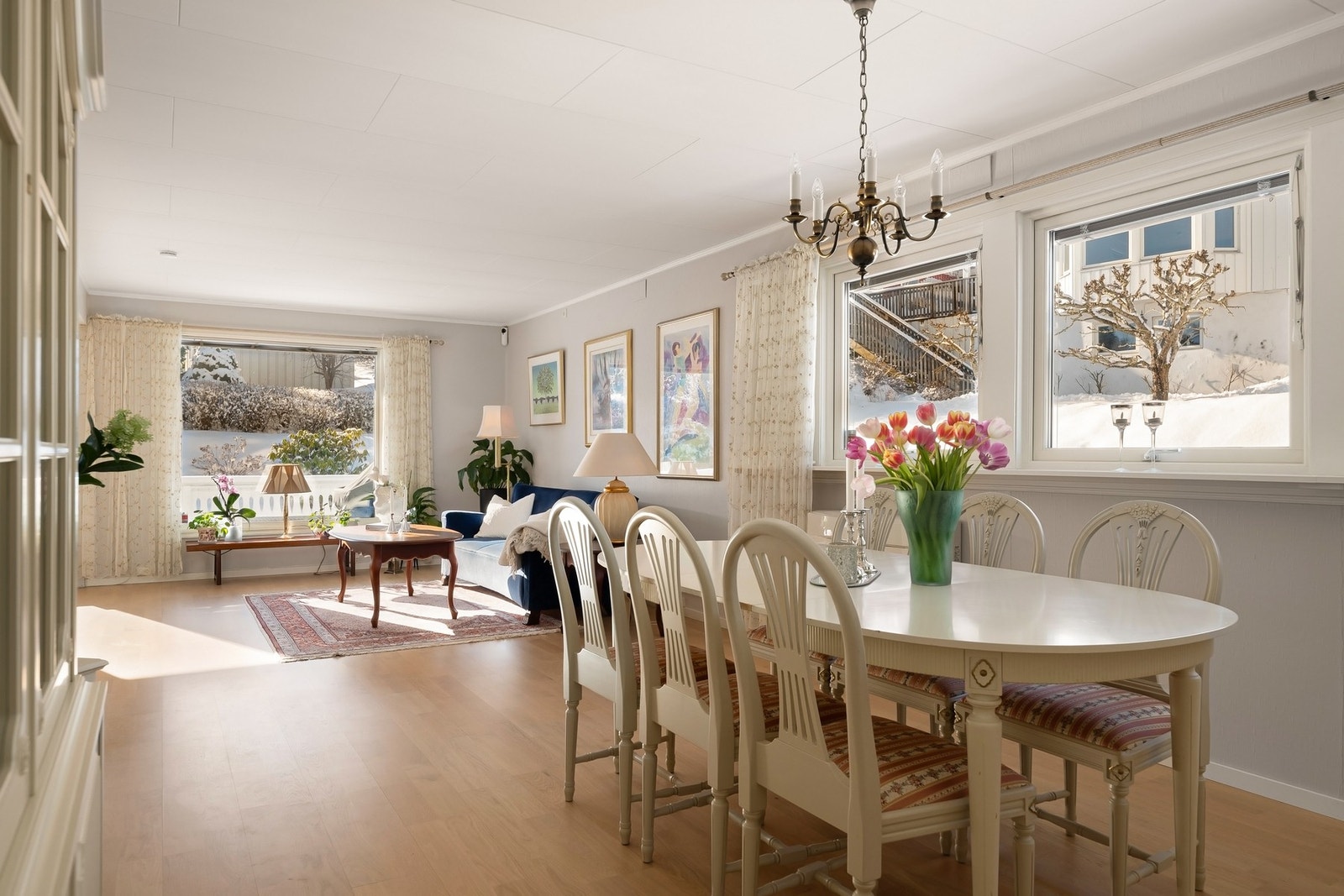 Åpen løsning mellom stue og spisestue Galleribilde