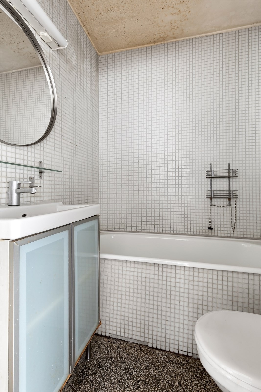 Dette er et eldre bad som gir en ny eier mulighet til å sette sitt eget preg. Galleribilde