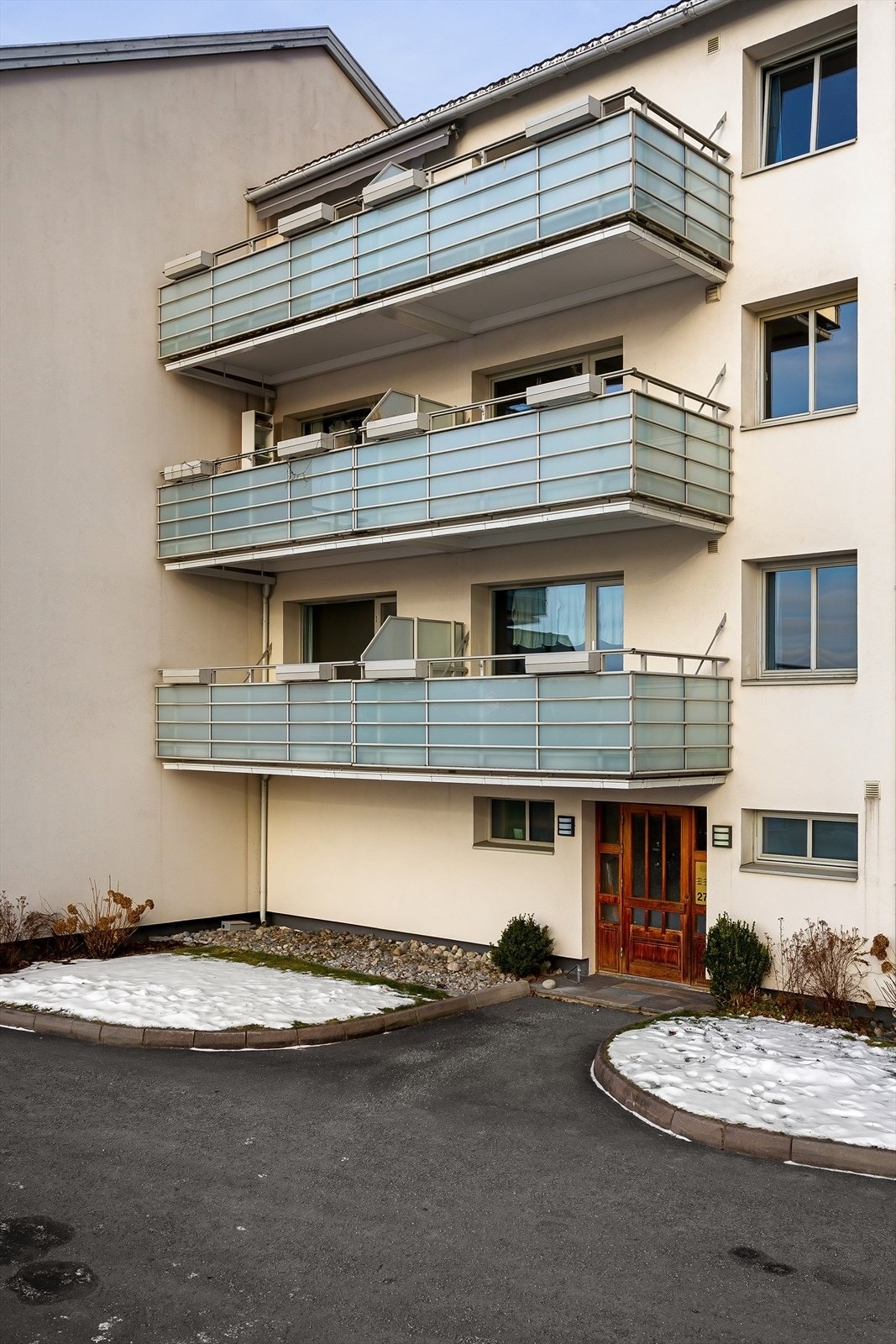 Eiendommen har asfaltert adkomst og velholdte fellesarealer. Galleribilde