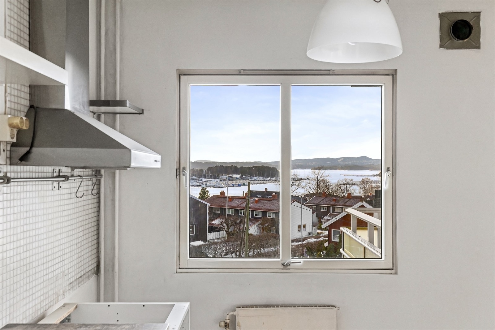 Utsikten kan nytes fra flere av leilighetens rom. Galleribilde