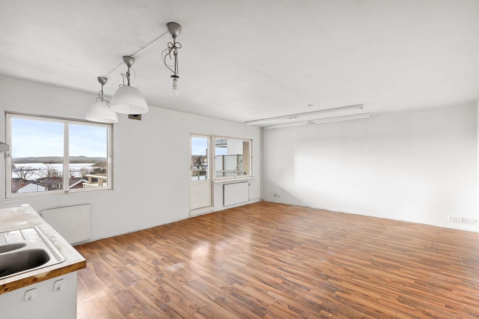 Også fra kjøkkenavdelingen har man utsyn over nærområdet og fjorden. Galleribilde