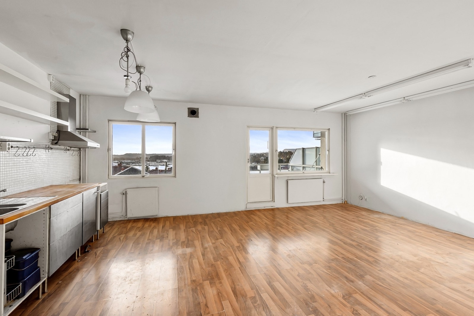 Kjøkkeninnredningen er funksjonell og kan enkelt moderniseres eller byttes ut etter ønske. Galleribilde