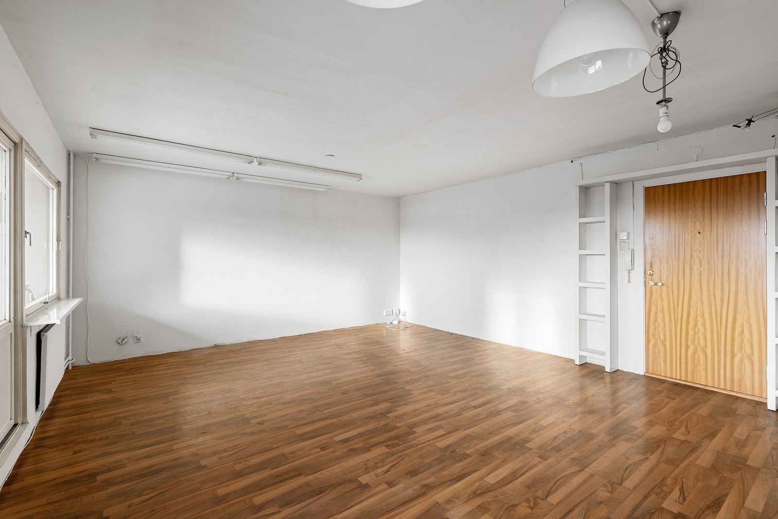 Gjennomgående gulv og lyse vegger gir et helhetlig inntrykk og et godt utgangspunkt. Galleribilde