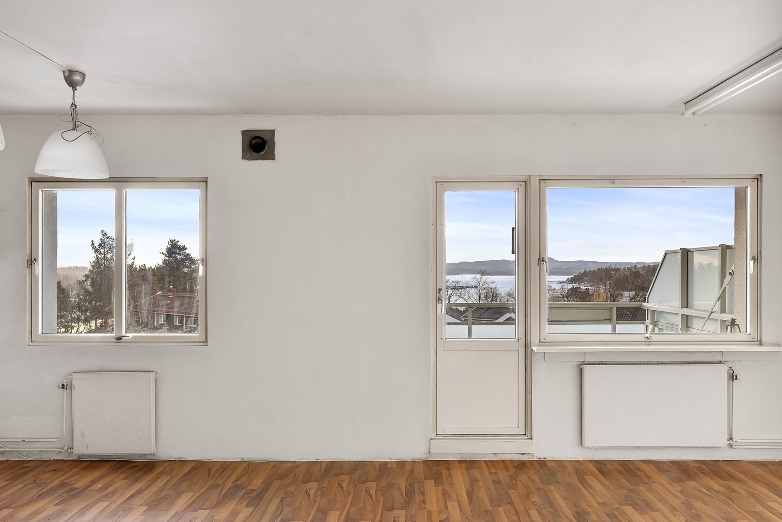 Store vinduer og dør til balkongen slipper inn rikelig med dagslys i hovedrommet. Galleribilde