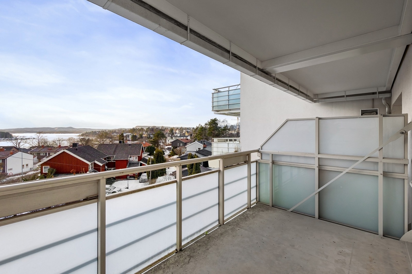 Fra balkongen er det plass til en sittegruppe for å nyte den flotte sjøutsikten. Galleribilde