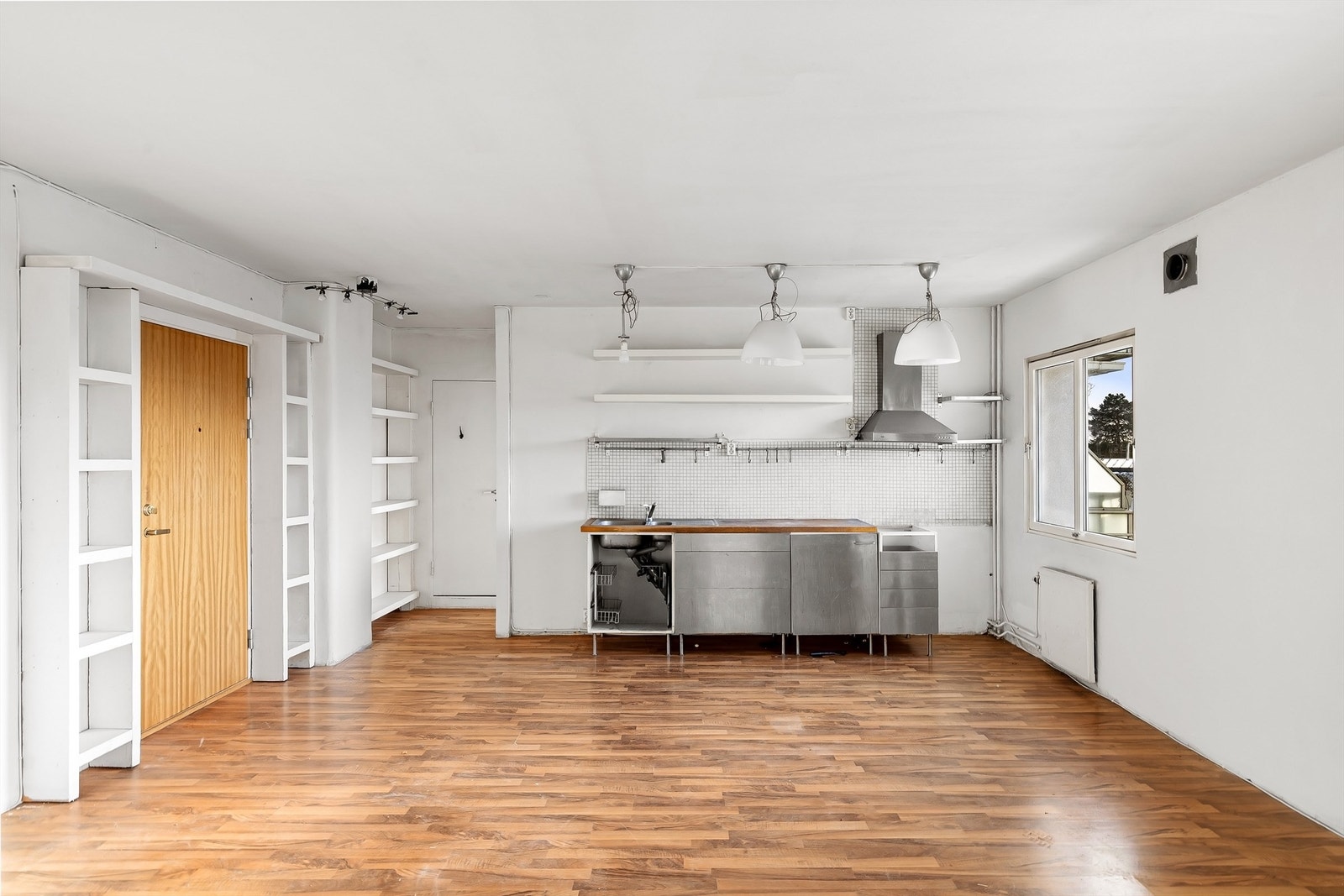 Leiligheten er et oppussingsobjekt med stort potensial for å skape et personlig hjem. Galleribilde