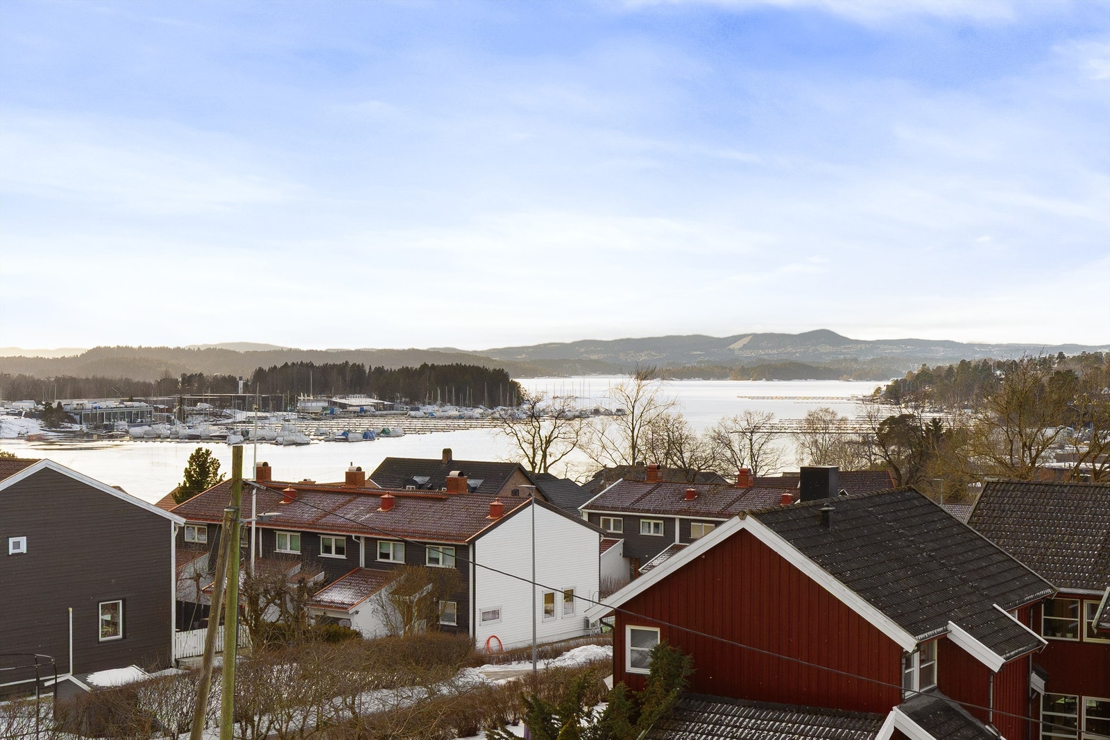 Leiligheten har en gjennomgående og vidstrakt utsikt mot Oslofjorden. Galleribilde