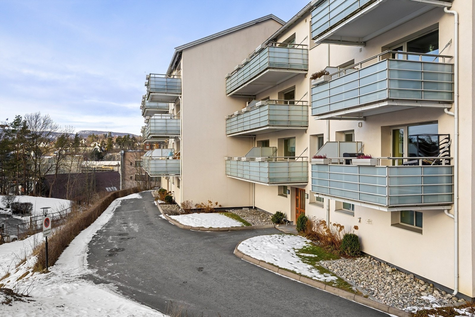 Bygget er plassert høyt og fritt i terrenget, som sikrer gode utsiktsforhold. Galleribilde