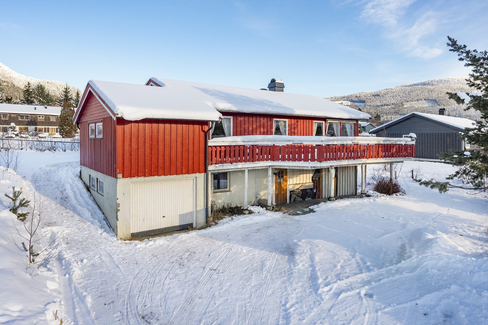 Boligen ble oppført i 1972 og går over to plan og integrert garasje. Galleribilde