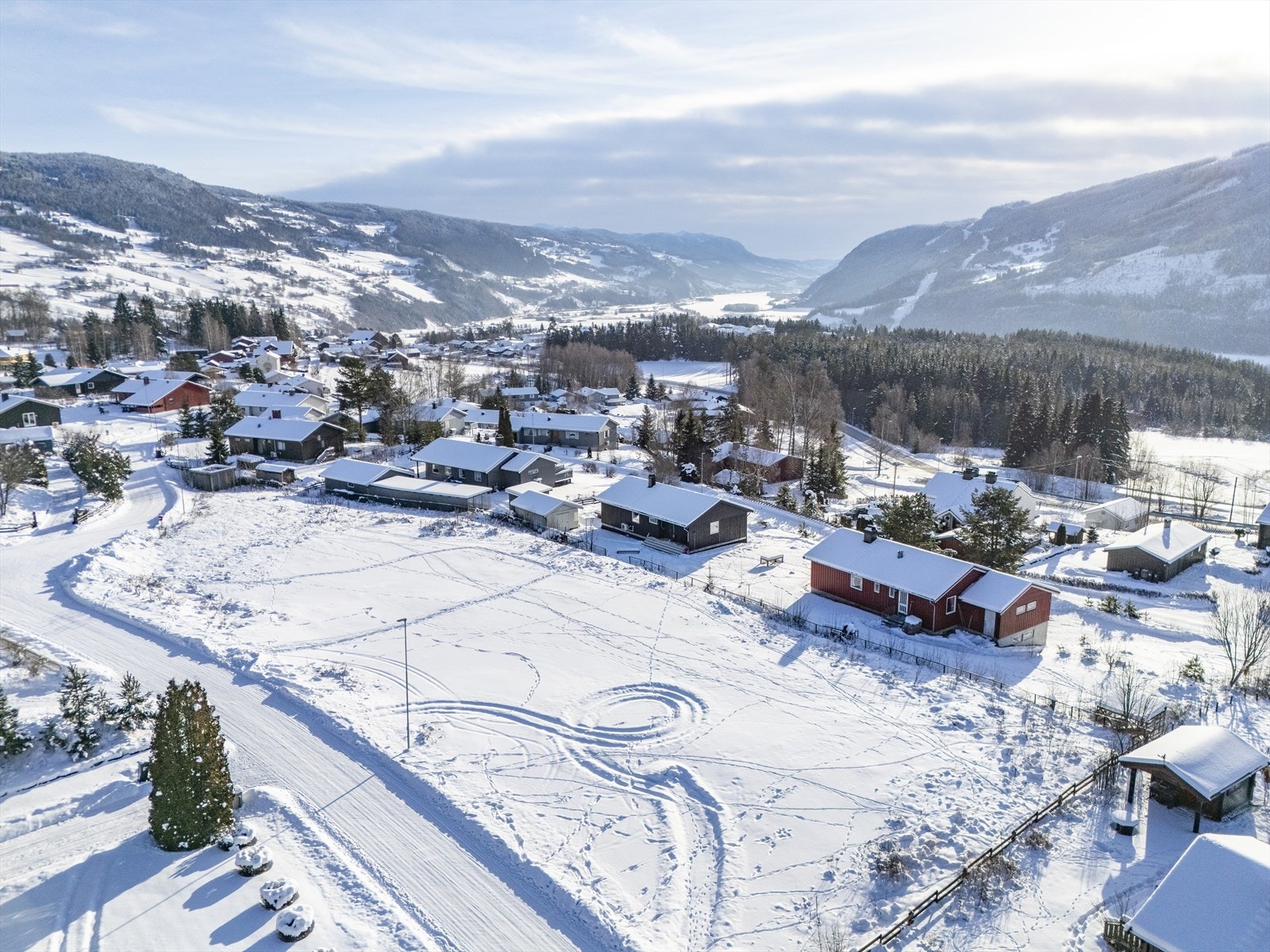 Herfra er det gangavstand til barnehage og skole, og ca 5 minutters kjøring til sentrum. Galleribilde