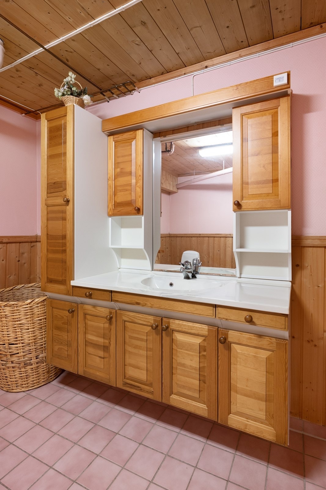 Innredning med god oppbevaringsplass. Galleribilde