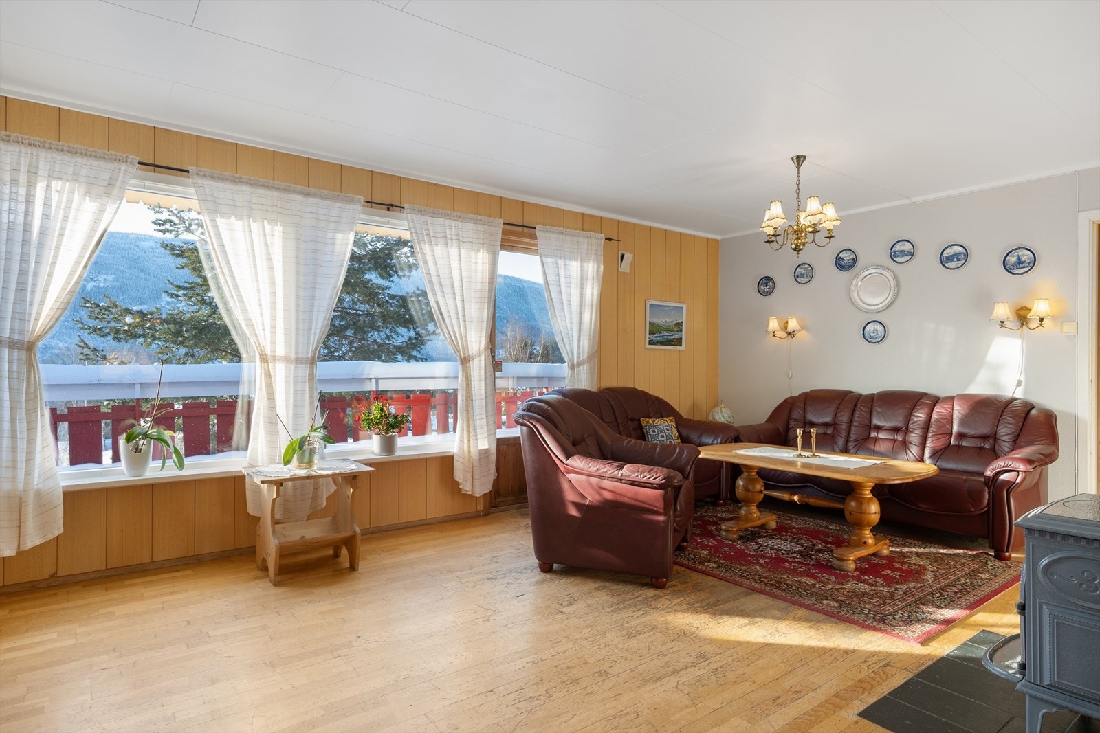 Store vindusflater gir godt lysinnslipp. Galleribilde