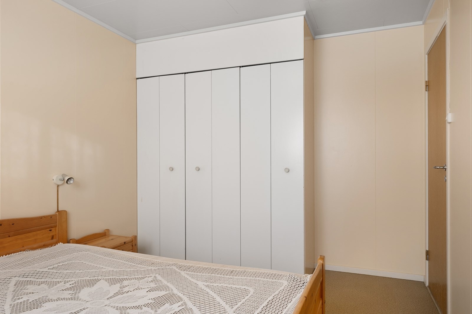 Hovedsoverommet har oppbevaringsplass i lyse garderobeskap. Galleribilde