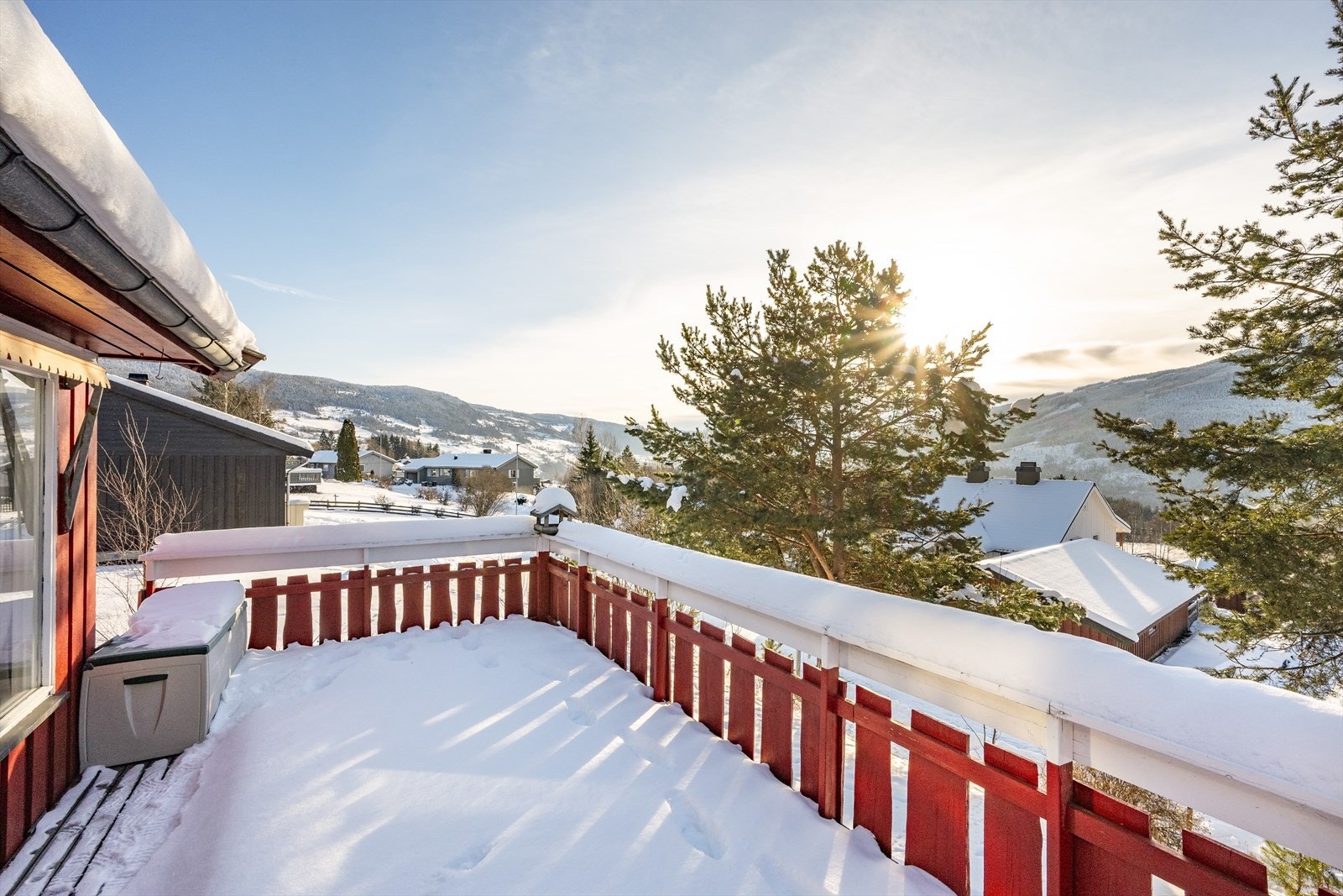Det er god plass til utemøbler, og man kan nyte både sol og utsikt. Galleribilde
