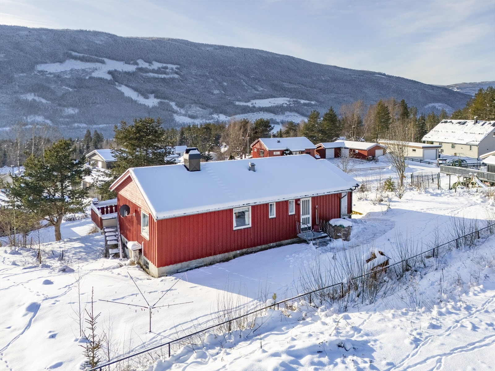 Tomt på ca 960 kvm gir rom for både trampoline og lekeapparater mm. Galleribilde