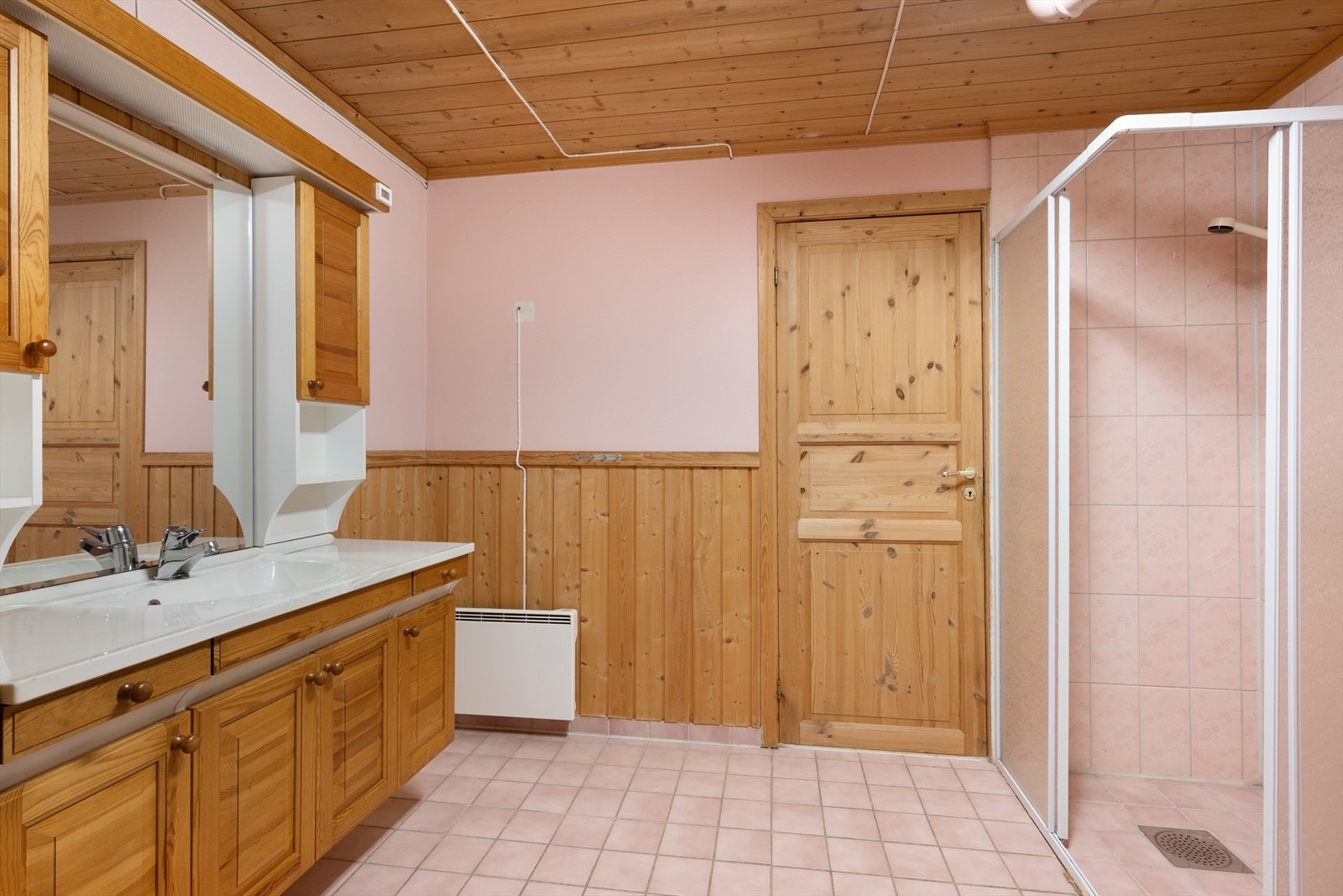 Badet i underetasjen har flislagt gulv og flislagt dusjsone. Kostnader til oppgradering må påregnes. Galleribilde