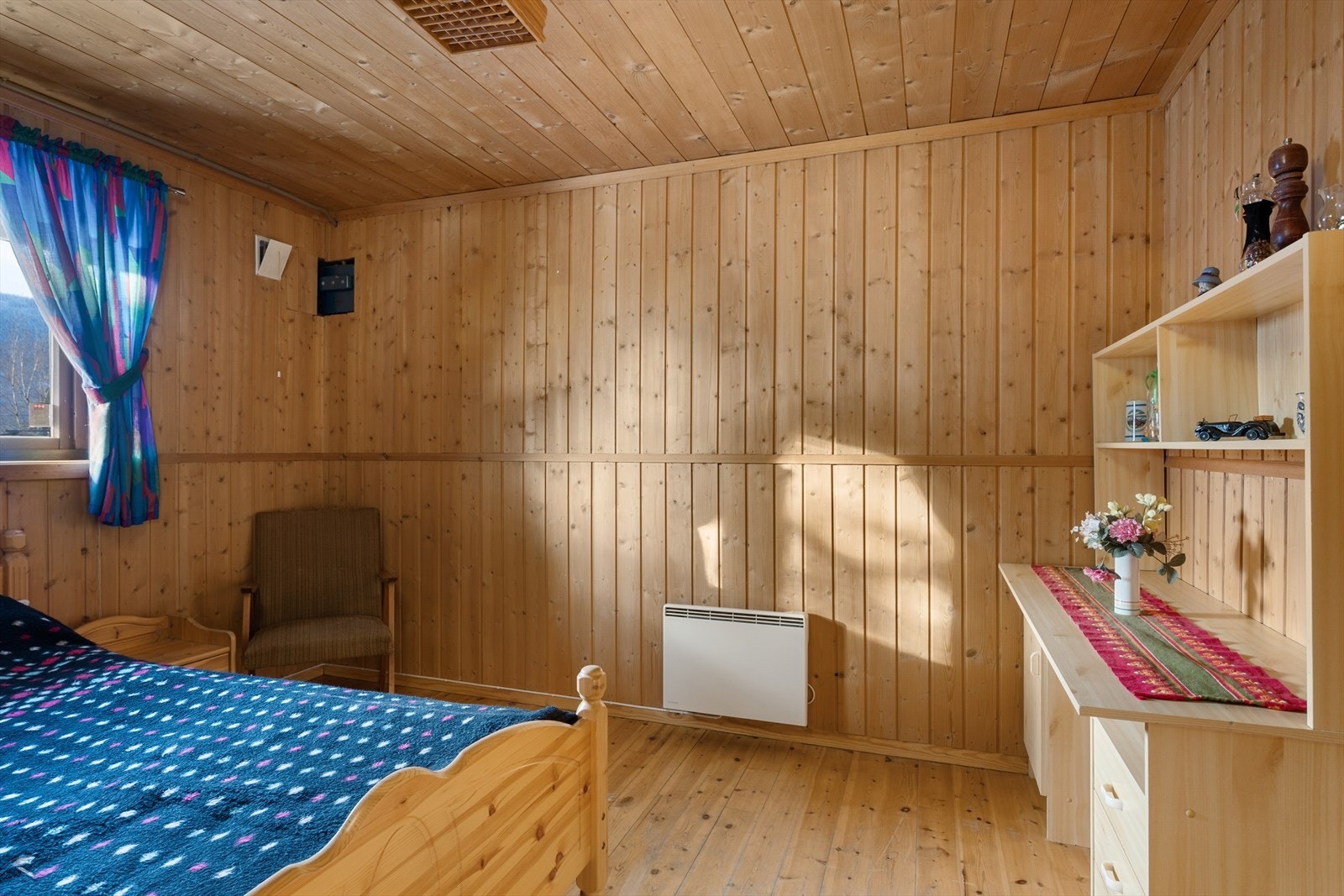 Tidligere bodrom i underetasjen er innredet som soverom. Rommet er ikke omsøkt eller godkjent til varig opphold. Galleribilde