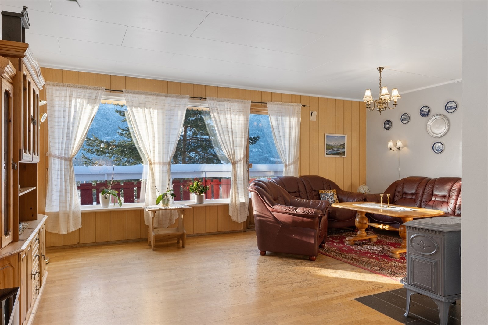 Boligen har en vinklet stue med gode møbleringsmuligheter. Galleribilde