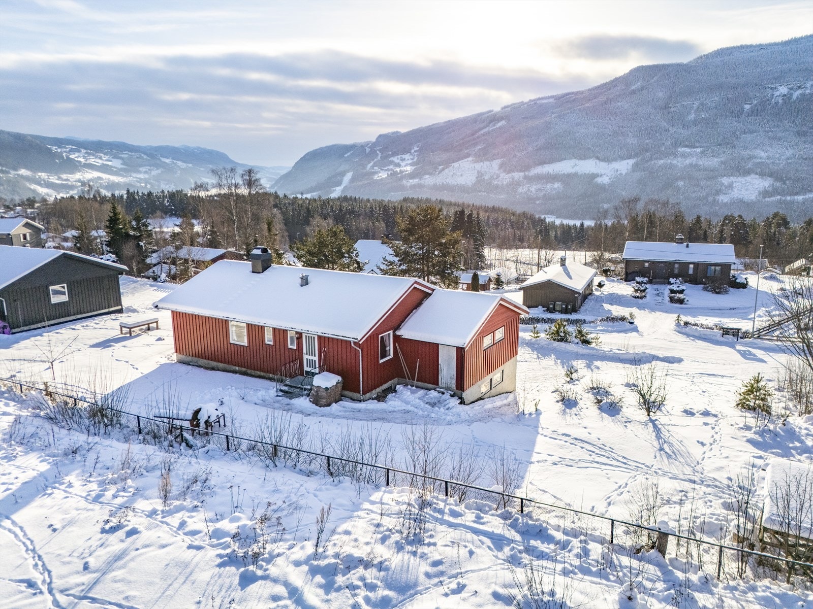 Halvor Vekters veg 27 ligger fint til i et veletablert område i Gunstadskogen, ca 2 km fra Ringebu sentrum. Galleribilde