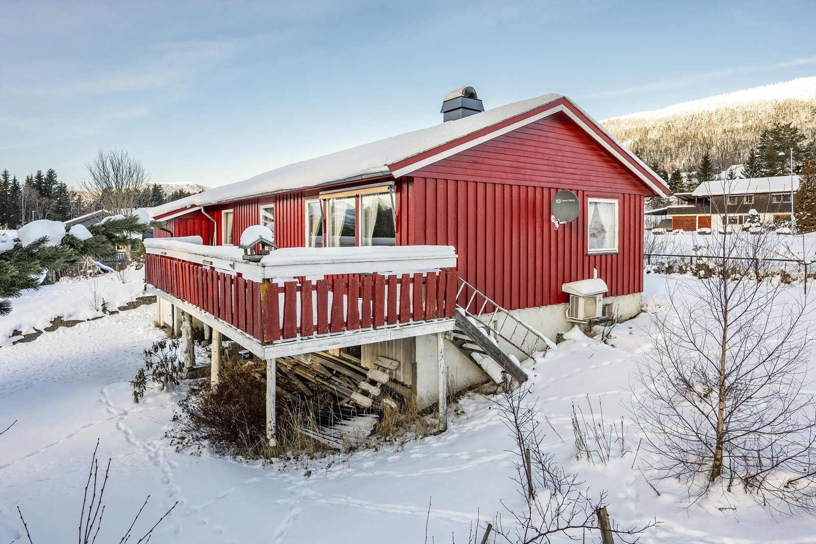 I tillegg til veranda byr uteområdet på boltreplass både foran og bak boligen. Galleribilde