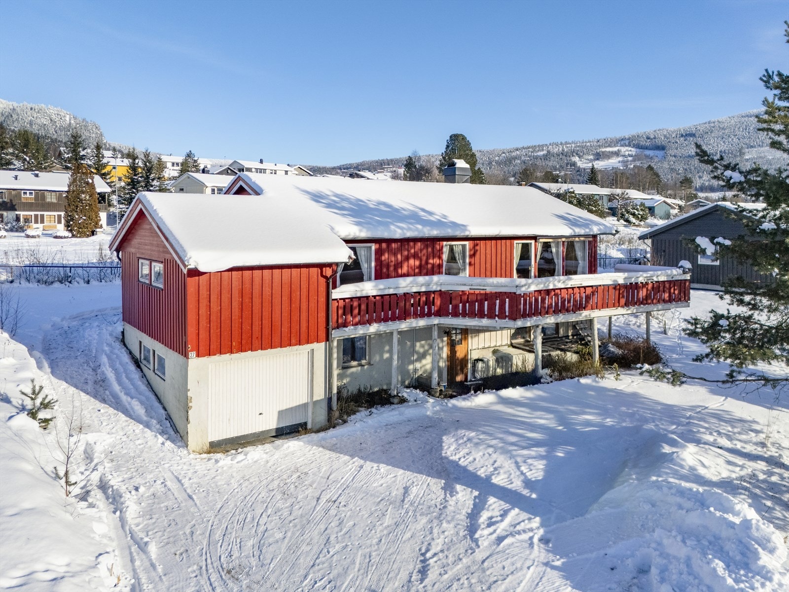 Parkering i inntilbygget garasje samt på egen gårdsplass. Over garasjen er det god largringsplass i bod på ca 20 kvm. Galleribilde