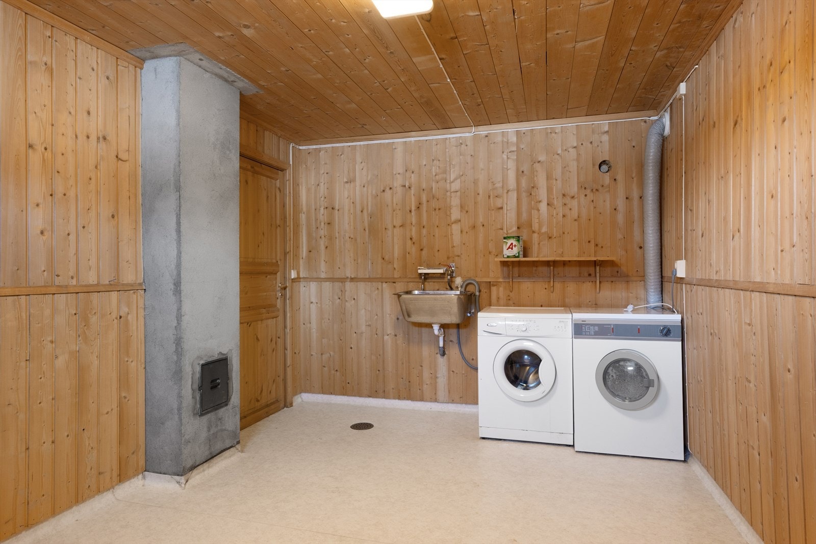 I tillegg har boligen et romslig vaskerom med belegg på gulv. Galleribilde