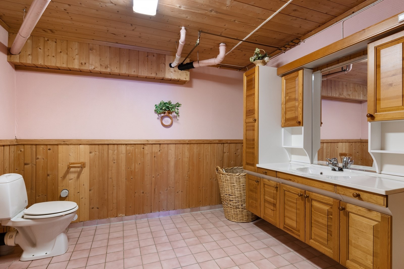 Interiøret består av en romslig innredning, dusjhjørne og gulvmontert wc. Galleribilde