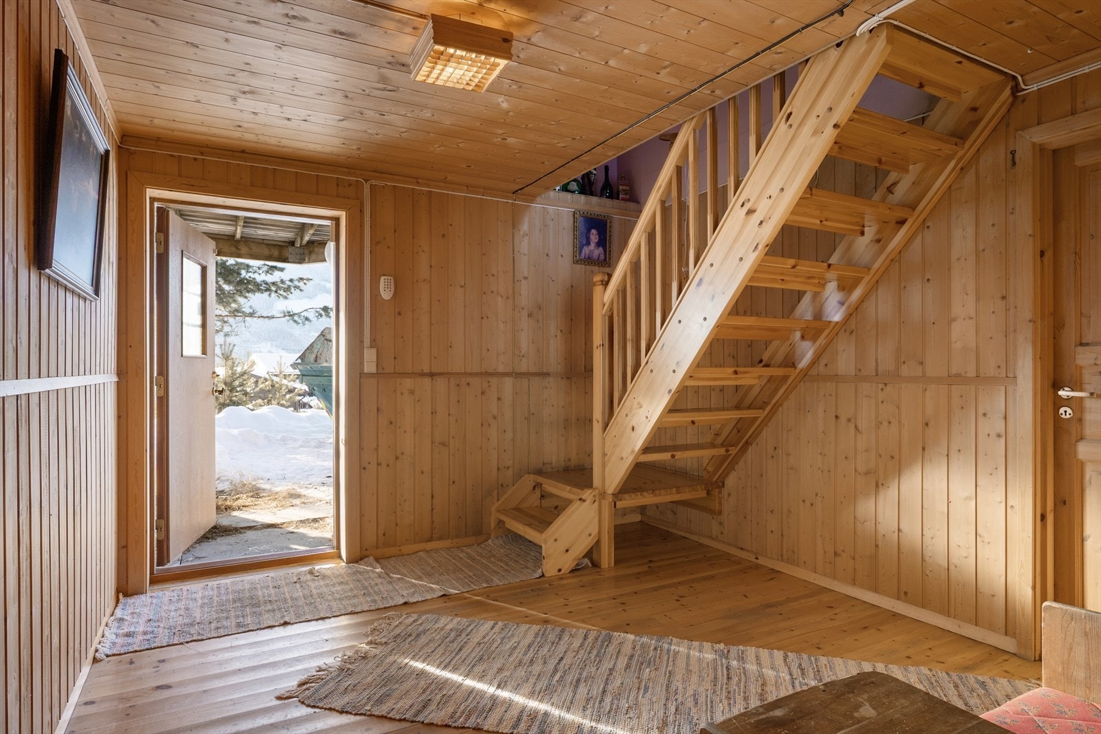 Underetasjen har både innvendig og utvendig adkomst. Galleribilde