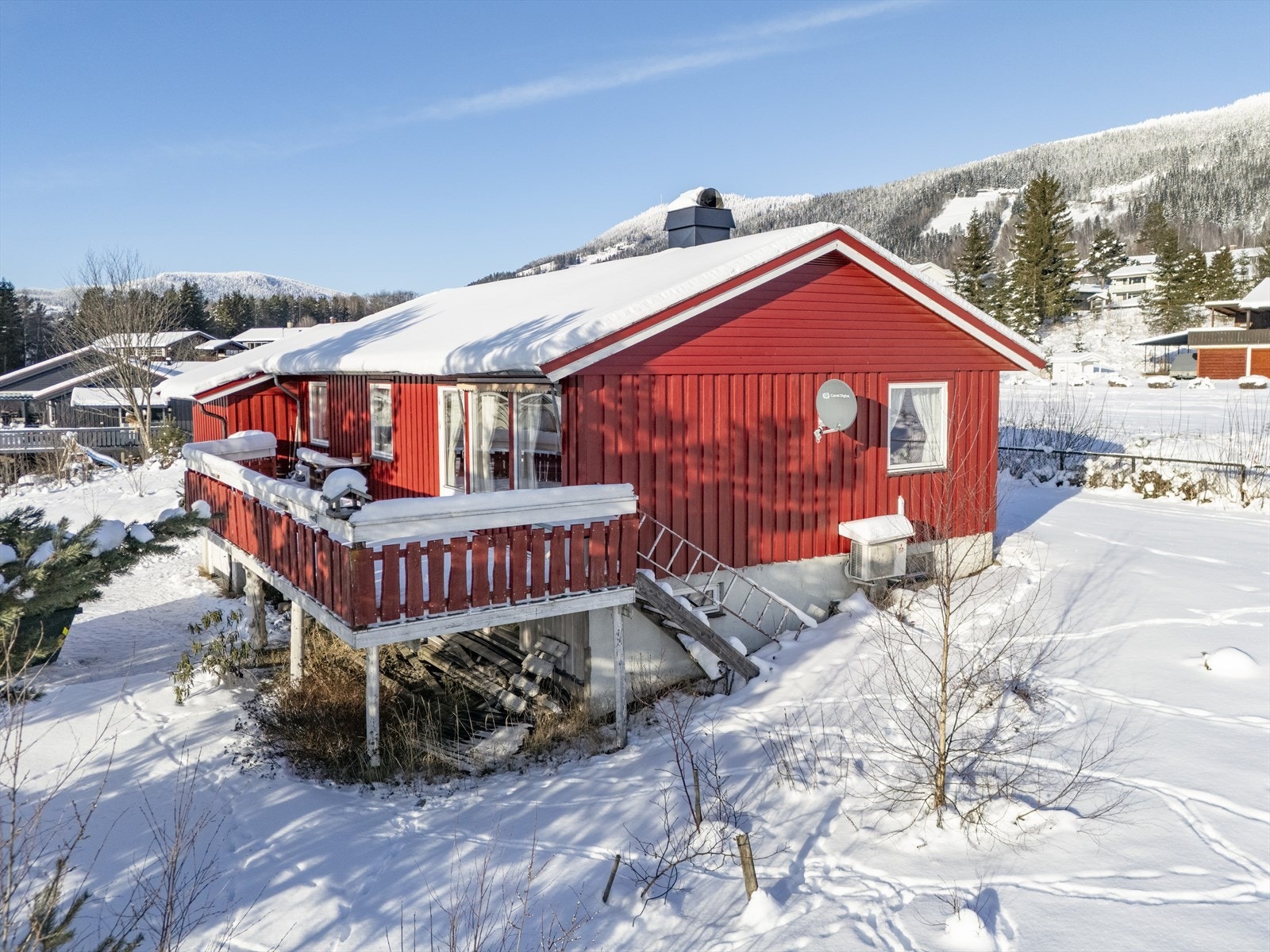 Fra verandaen er det direkte adkomst til uteområdet. Galleribilde